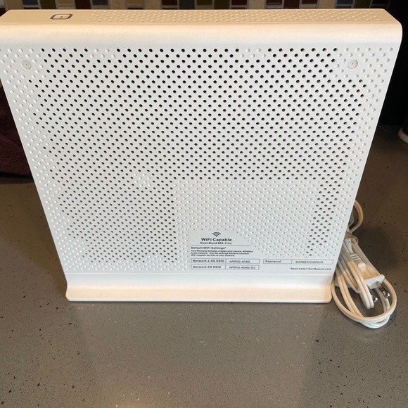 ARRIS Surfboard Internet, wifi and voice modem - Picture 5 of 10